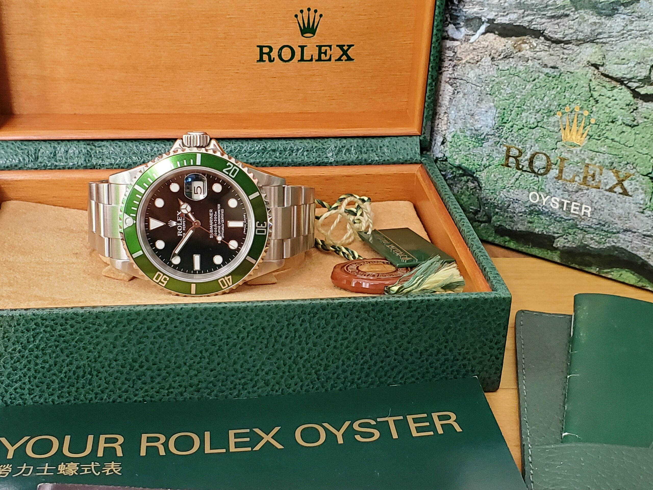 Guide to the Rolex Kermit Submariner, WatchBox