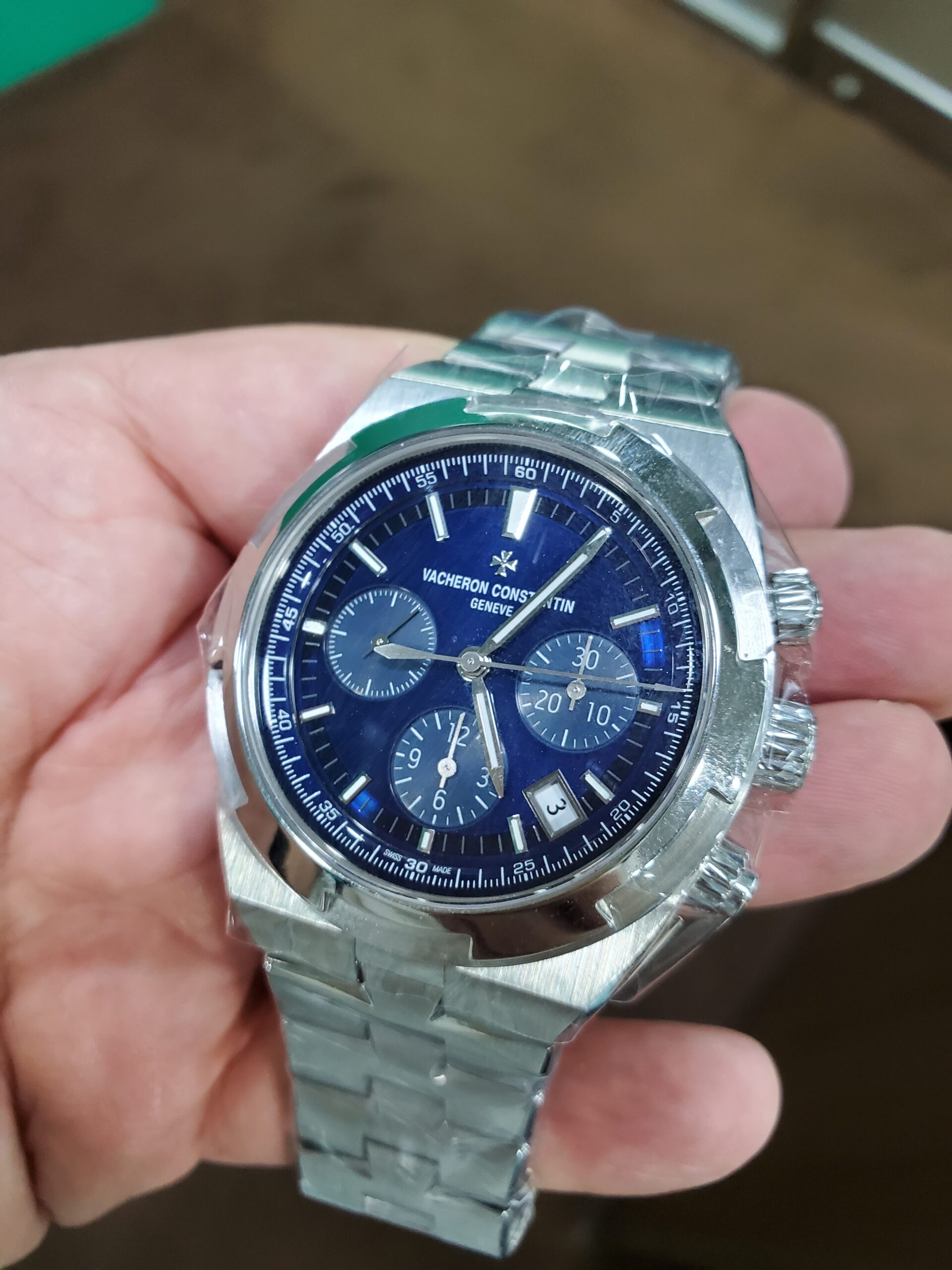 Vacheron Constantin X55A9467 Overseas Chronograph Automatic Blue Dial Men's  Watch 5500V/110A-B148. 42.5mm Like New 2019 Box/Papers